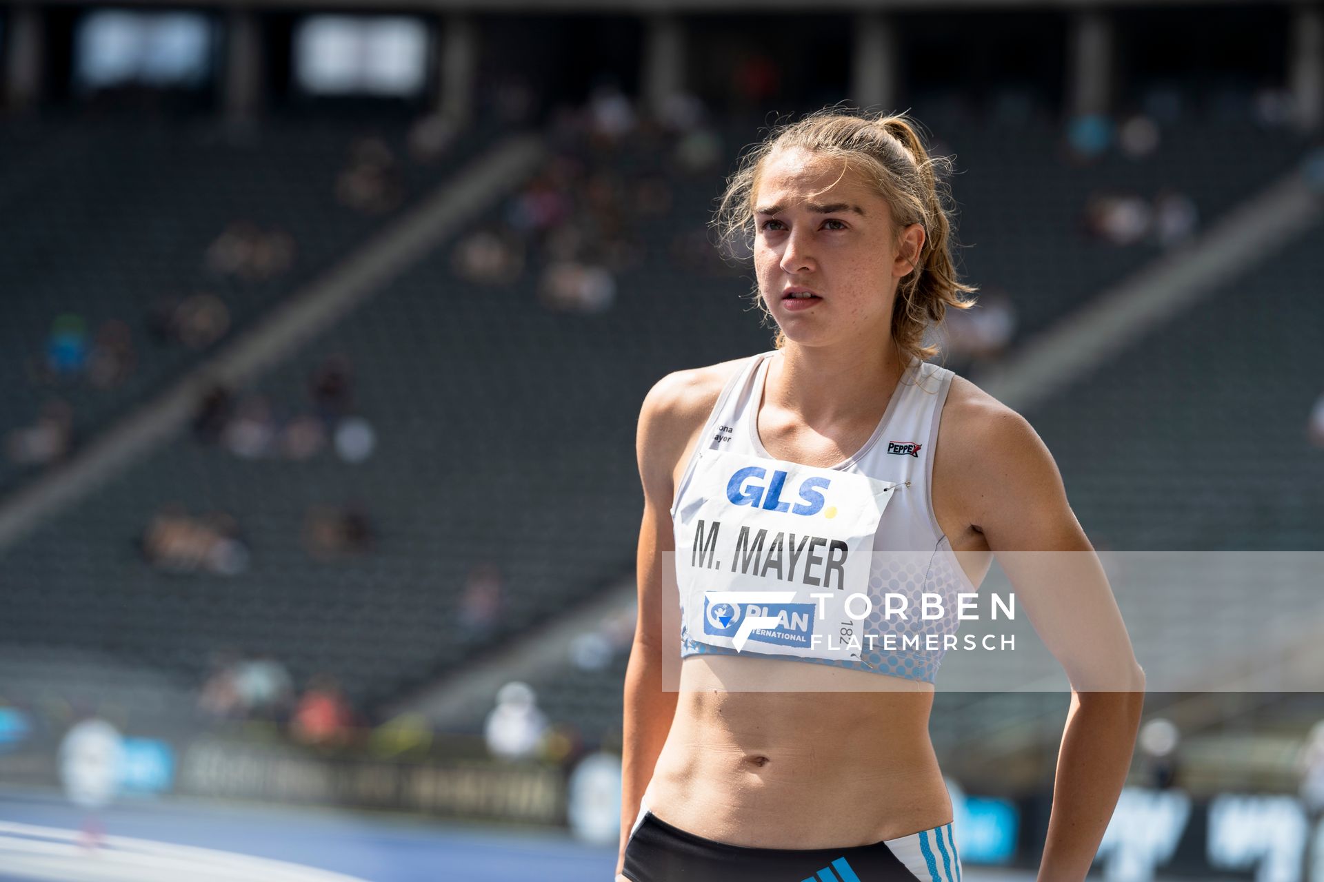 Mona Mayer (LG TELIS FINANZ Regensburg) ueber 200m waehrend der deutschen Leichtathletik-Meisterschaften im Olympiastadion am 26.06.2022 in Berlin